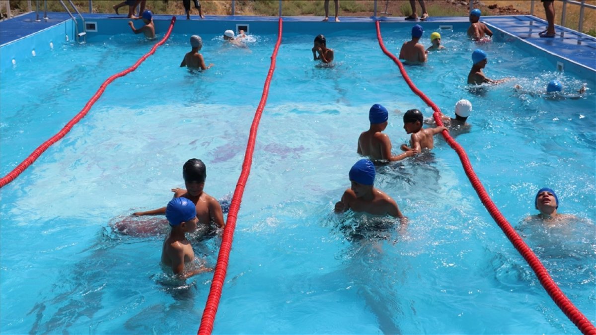 Siirt'te çocuklar için portatif havuz yapıldı