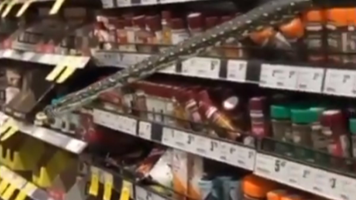Avustralya'daki markette 3 metre boyunda yılan görüldü