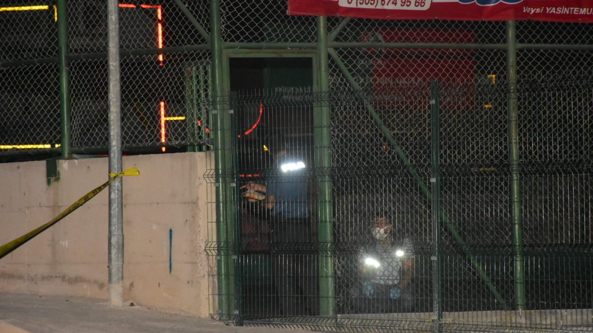 İzmir'deki halı sahada kavga: Polislerle çatıştılar