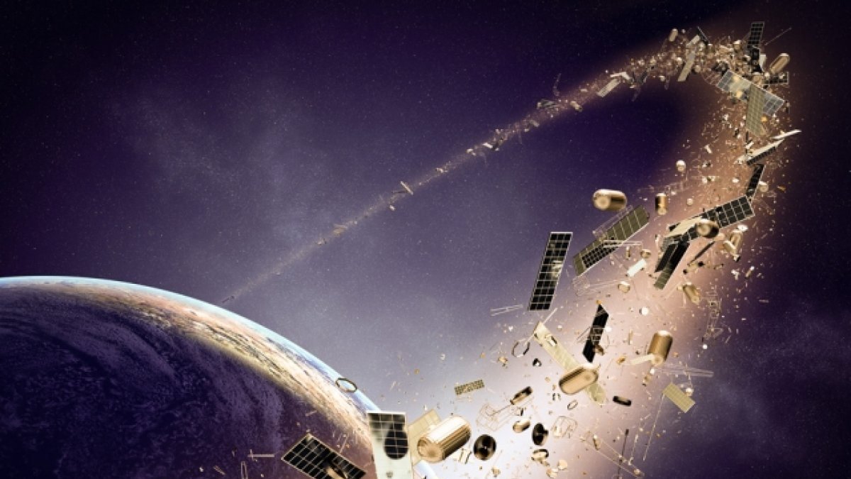 Çin askeri uydusuna uzay enkazı çarptı