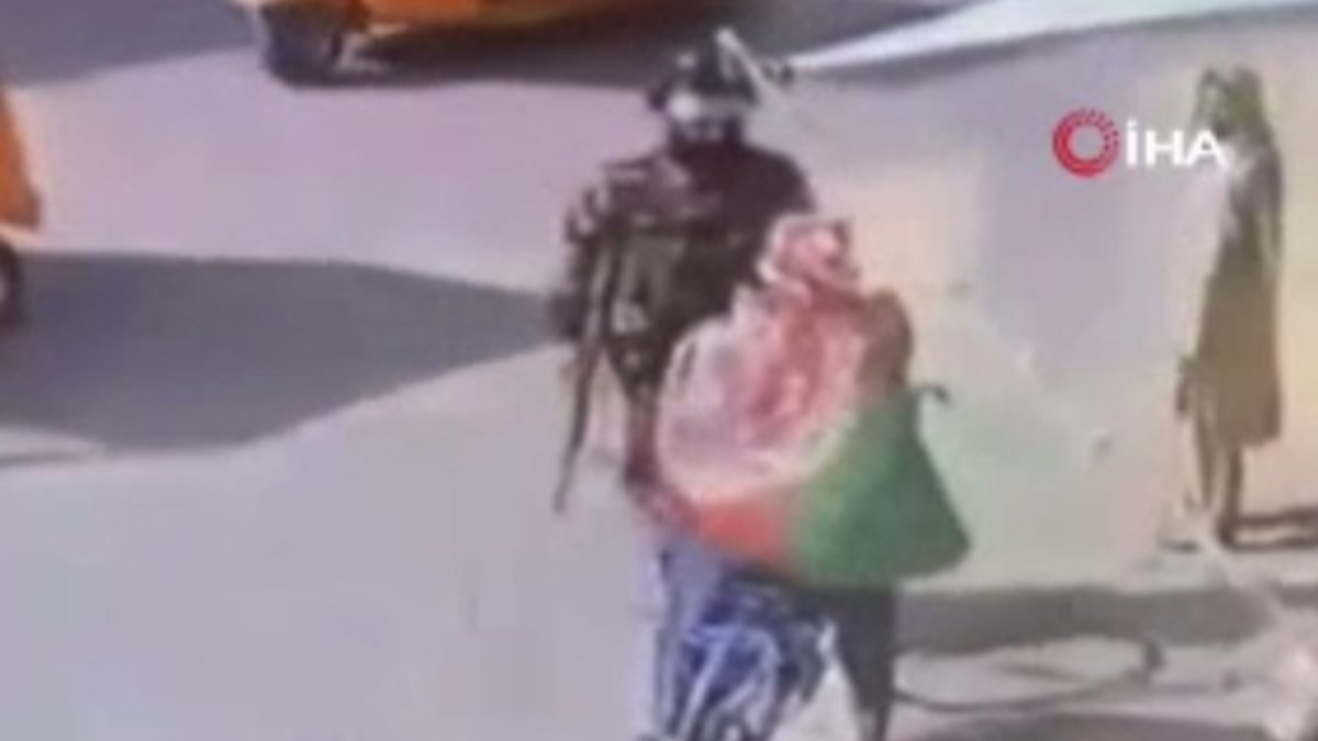 Taliban'ın Afganistan bayrağı taşıyanlara müdahalesi