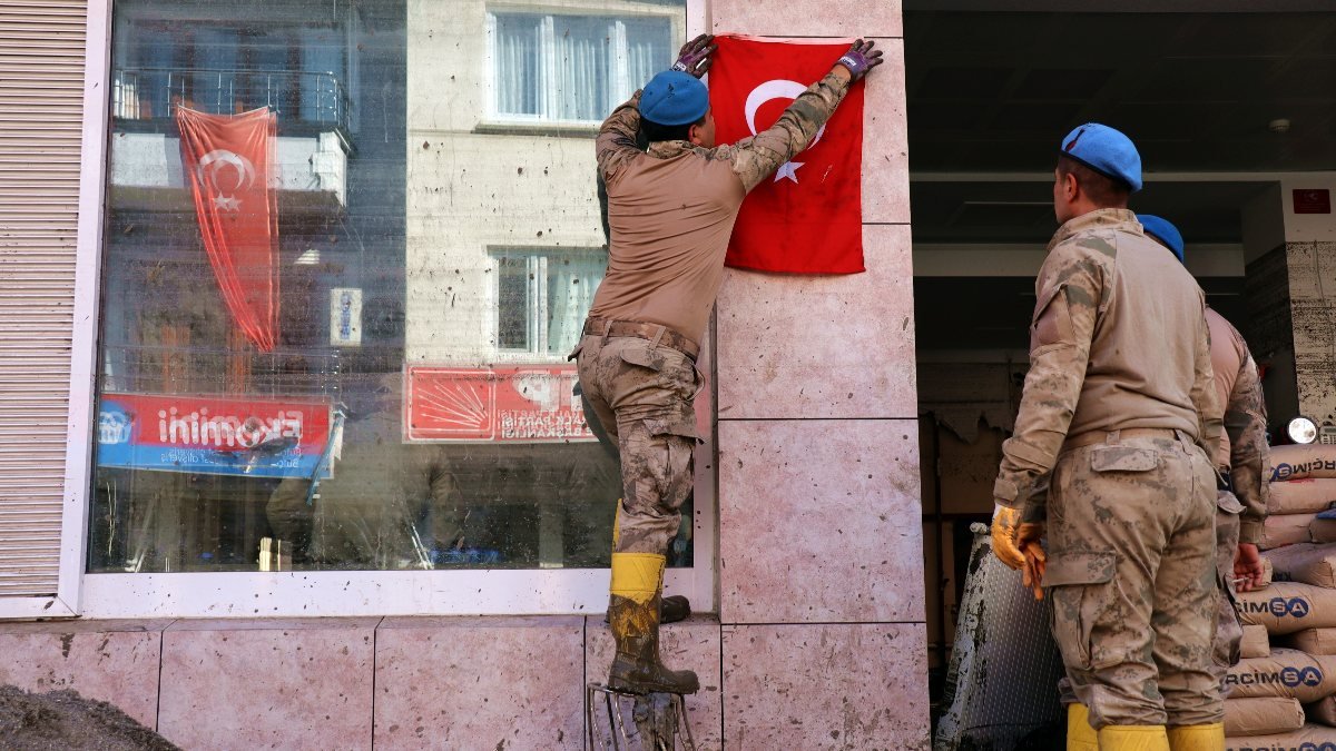 Sel bölgesindeki Türk askerinden 'bayrak' sevgisi