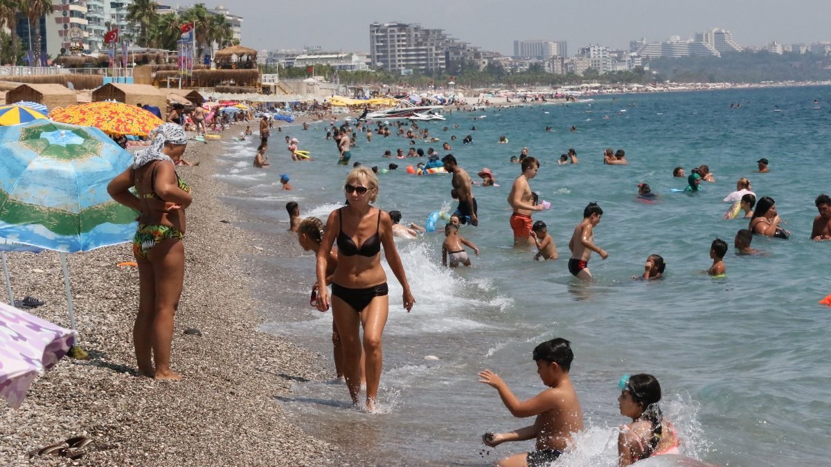 Antalya’da, Konyaaltı Sahili'nde boş yer kalmadı