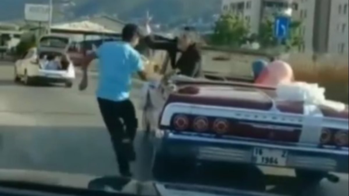 Bursa’da bahşiş için otomobile tutunan çocuk, damadı sinirlendirdi