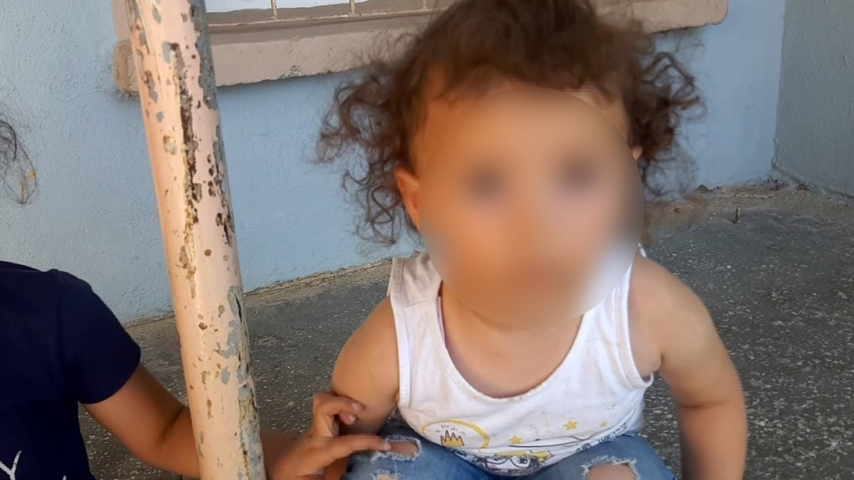 Adana'da pantolonuna yırtık diyen kişiye 'moda' cevabı veren minik kız