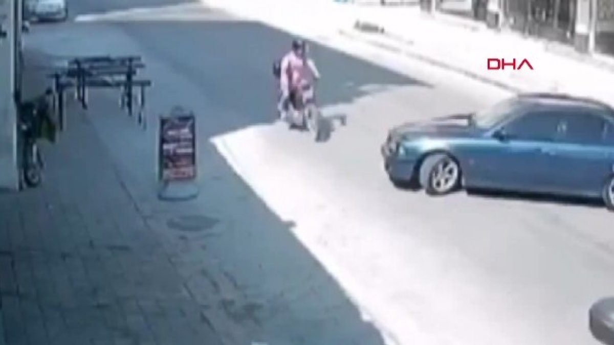 Adana'da hatalı dönüş yapan otomobile motosiklet çarptı