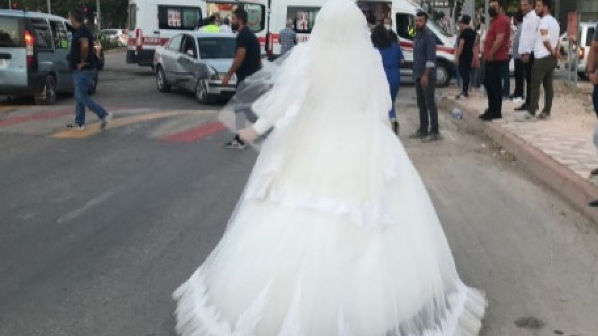 Elazığ'da düğüne giderken teyzesinin kaza yaptığını gören gelin, ambulansa koştu