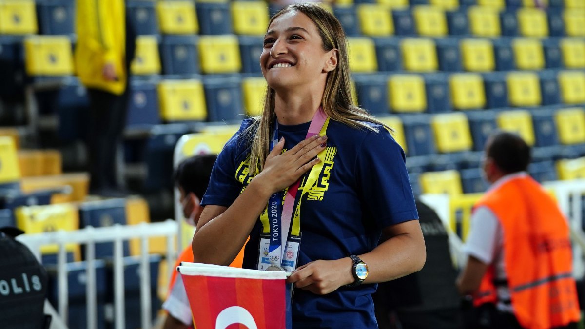 Fenerbahçe, milli boksör Buse Naz Çakıroğlu'nun sözleşmesini uzattı