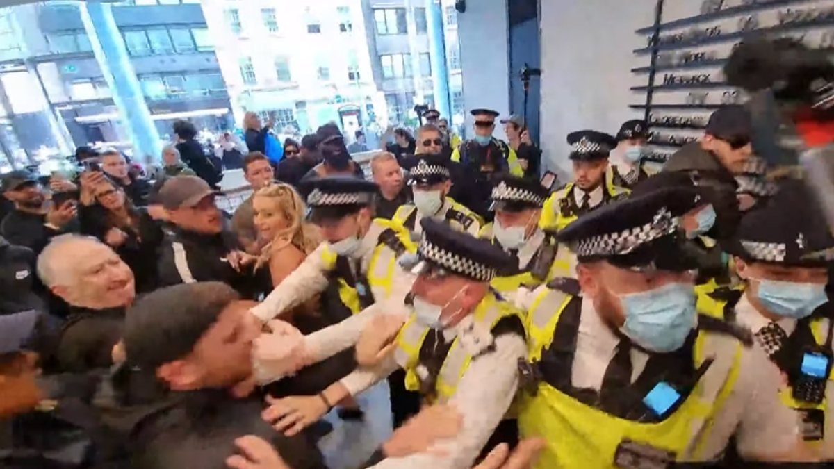 İngiltere'de aşı karşıtları, medya kuruluşlarının bulunduğu binaya girdi