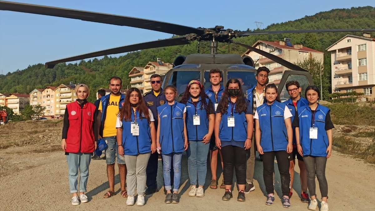 Süleyman Soylu selde gönüllü çalışan gençleri helikoptere bindirdi