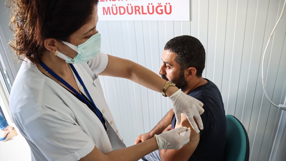 Türkiye'de uygulanan toplam aşı miktarı 90 milyon dozu geçti