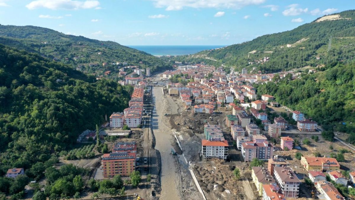 Bozkurt'ta Ezine Çayı'nın yatağı, selde 40 metre genişledi