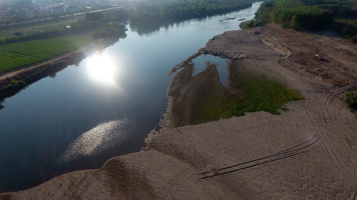 Kuraklık nedeniyle Meriç ve Tunca nehirlerindeki kum adacıkları genişliyor