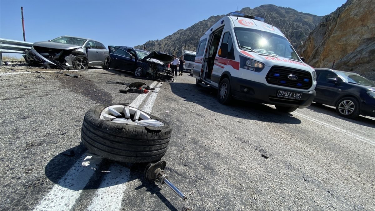 Antalya’da 3 otomobil çarpıştı: 4 yaralı