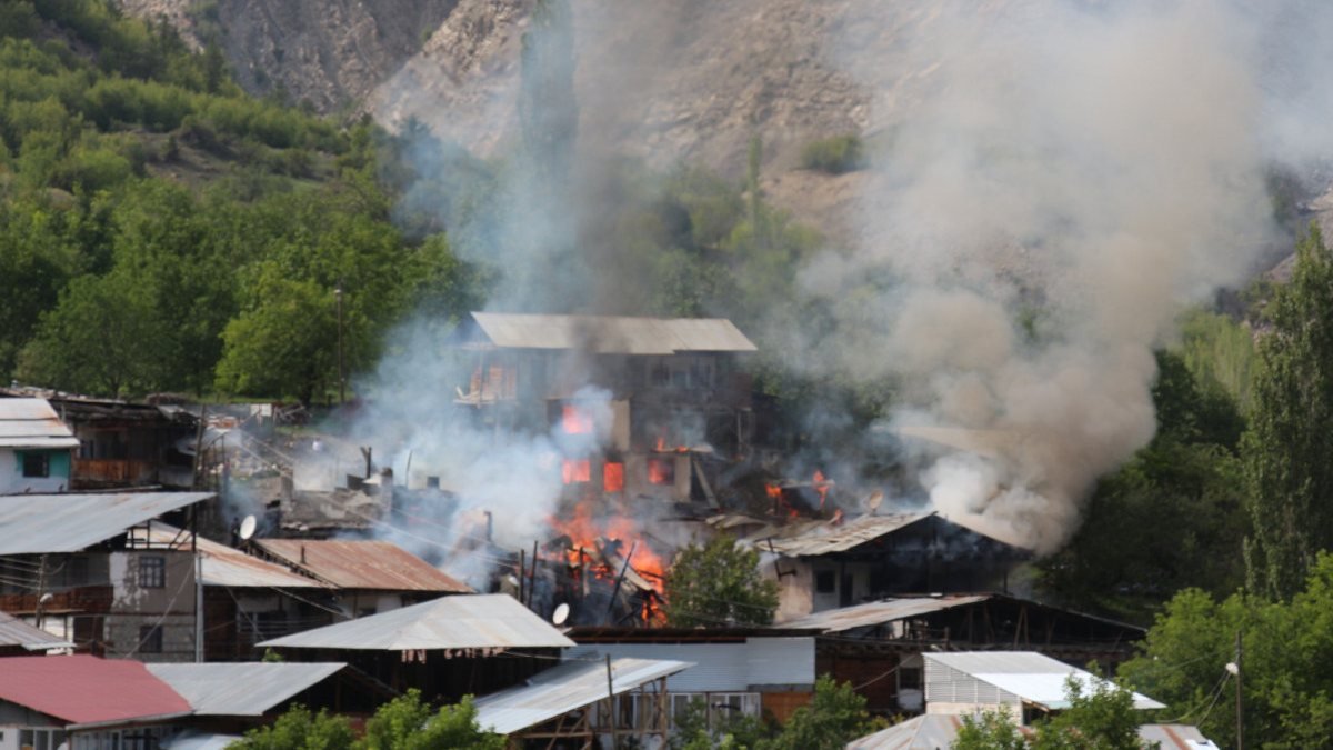 Erzurum’da 6 ev, alevlere teslim oldu