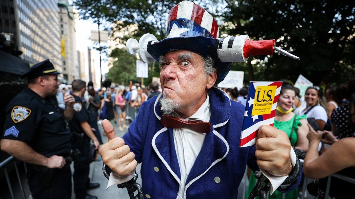 ABD'de yüzlerce kişi, koronavirüs aşısını protesto etti
