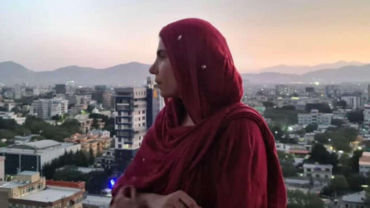 Afgan kadın, ülkesinden ayrılmak istemiyor