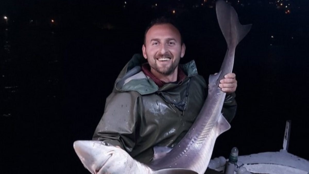 Trabzonlu balıkçının ağına köpek balığı takıldı