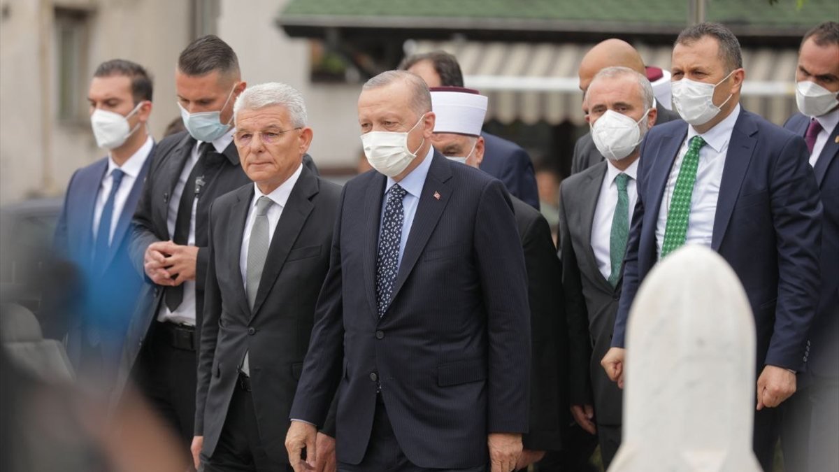 Cumhurbaşkanı Erdoğan, Aliya İzzetbegoviç’in kabrini ziyaret etti
