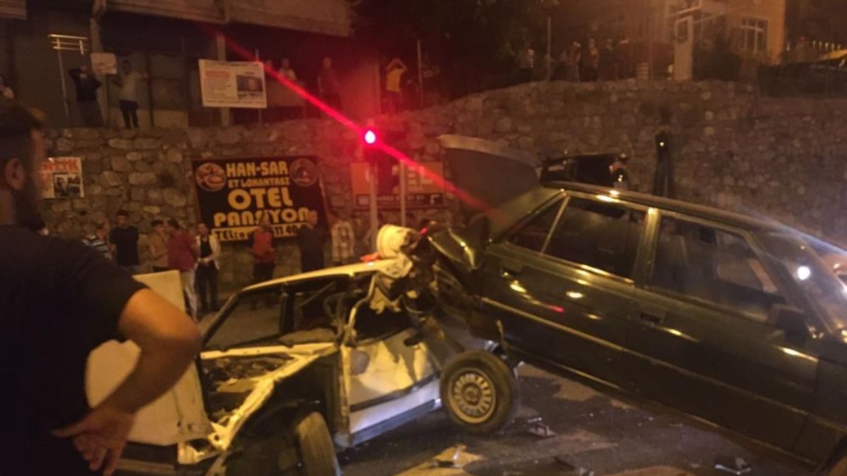 Samsun'da trafik kazası: 3 araç hurdaya döndü