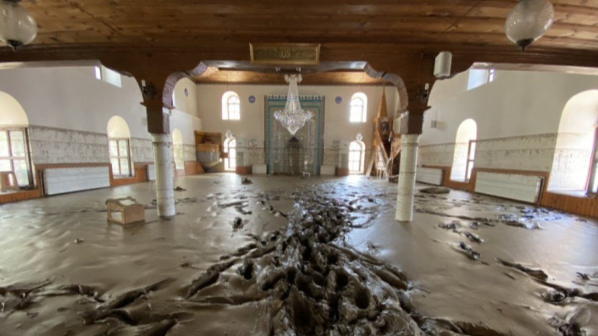 Bozkurt'taki selde balçıkla kaplanan 113 yıllık cami temizlendi