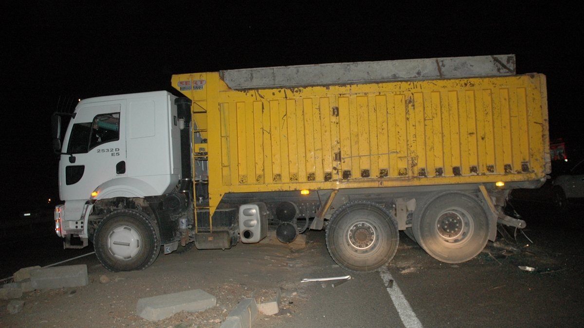 Diyarbakır'da otomobil ile kamyon çarpıştı: 1 ölü, 3 yaralı