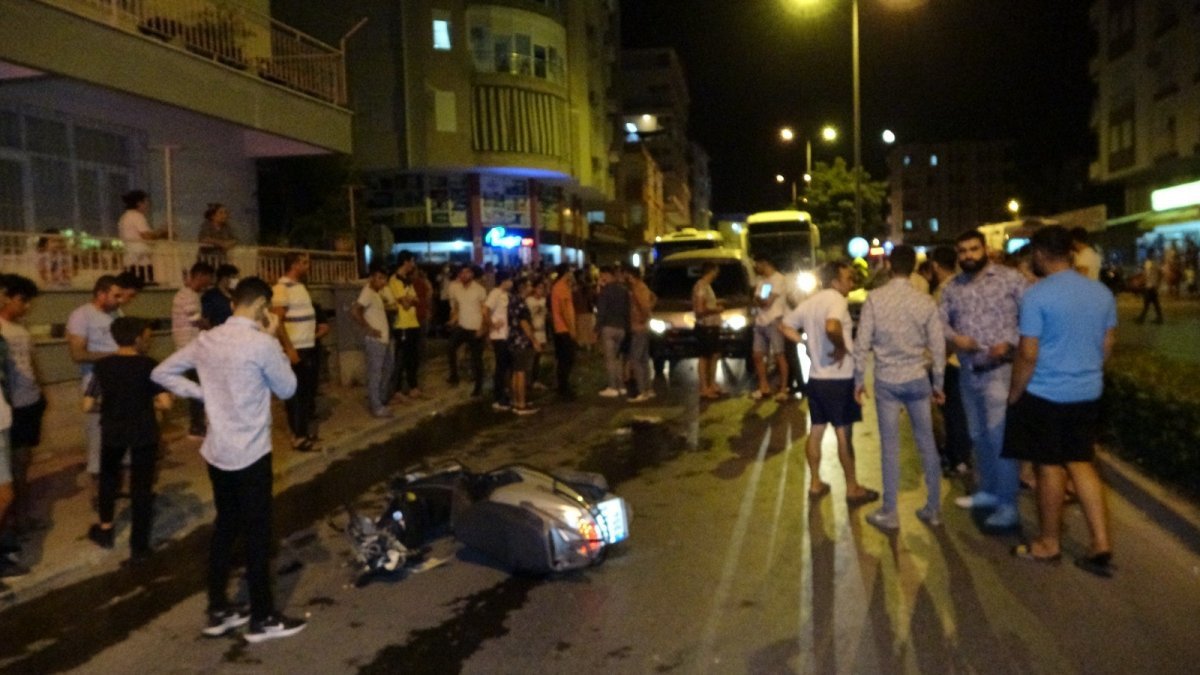 Antalya'da bir minibüs caddede olan insanları metrelerce sürükledi