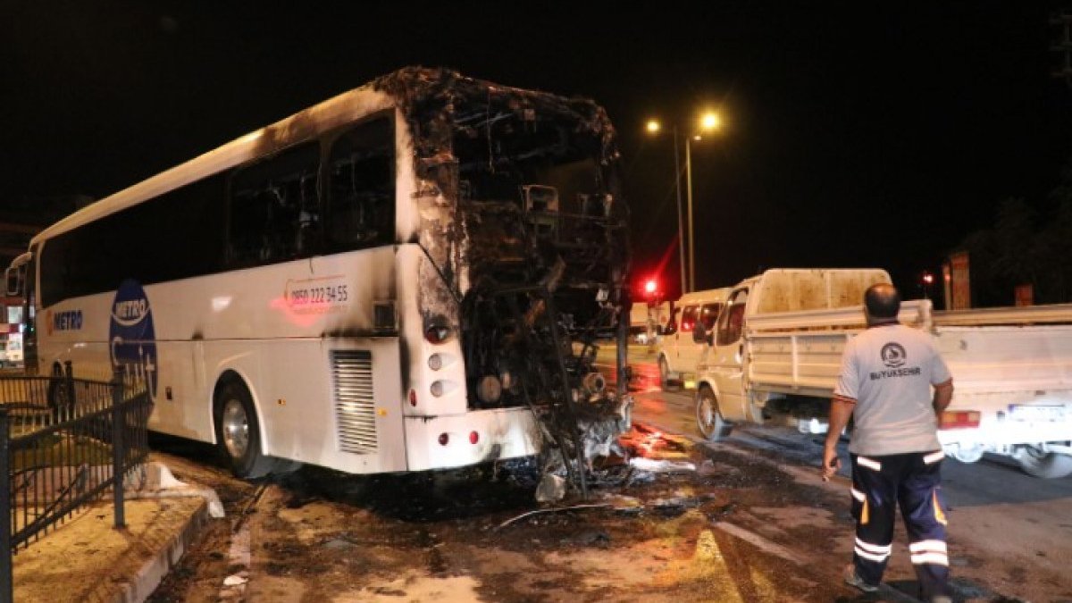 Denizli'de seyir halindeki yolcu otobüsü yandı
