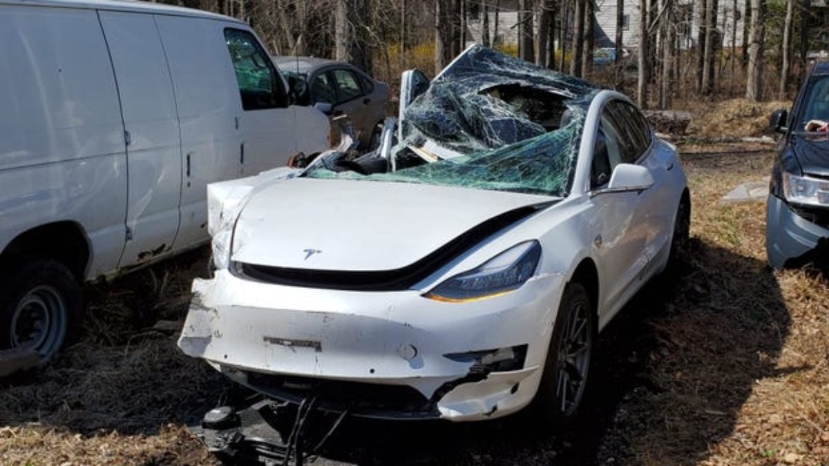 Tesla aracı polis arabasına çarptı: 2 yaralı