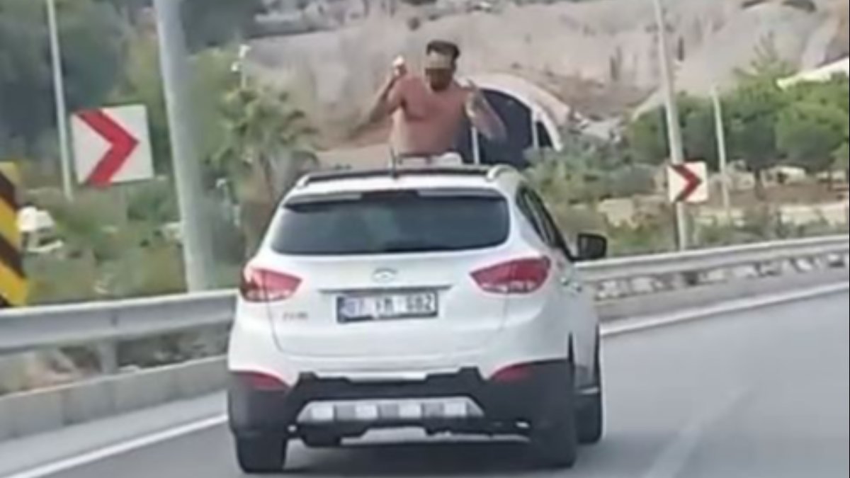 Antalya’da, aracın üzerinde yolculuk yapan şahıs kamerada