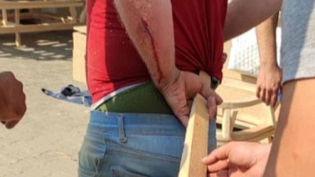 Bursa'da ağaç kesme makinasından fırlayan kereste, işçinin beline saplandı