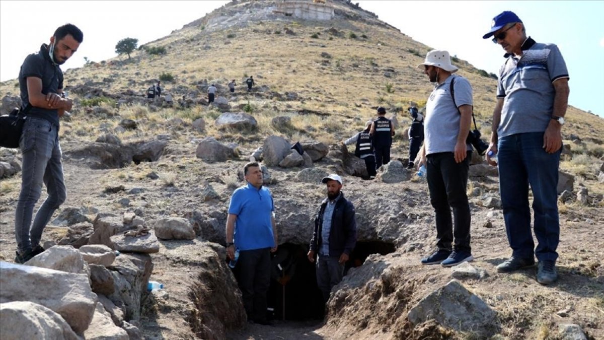 Takkeli Dağ'da 35 kaya mezarı bulundu