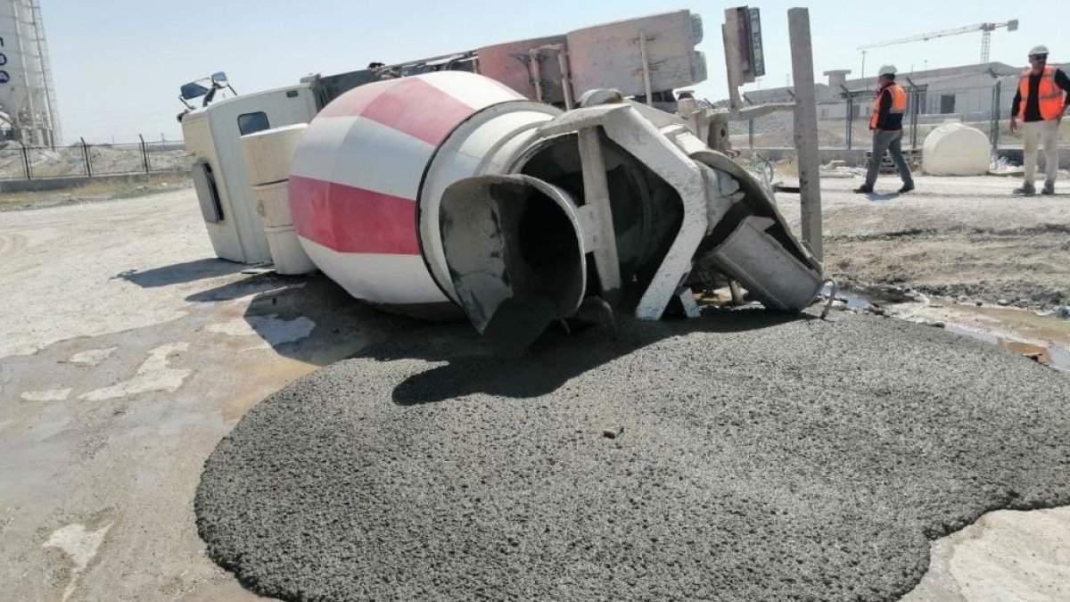 Aksaray'da kantardan inen beton mikseri devrildi