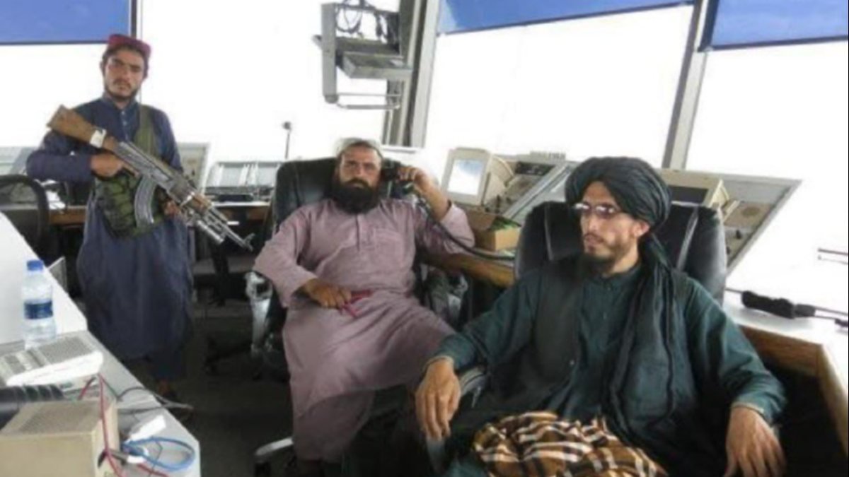 Taliban, Kabil'deki havalimanının kulesinde kontrolü ele aldı