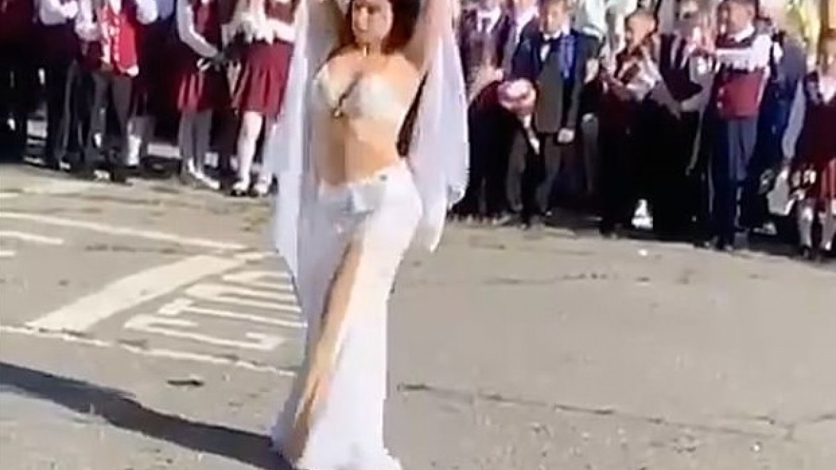 Rusya'da bir öğretmen, dansöz kıyafeti giyip göbek attı