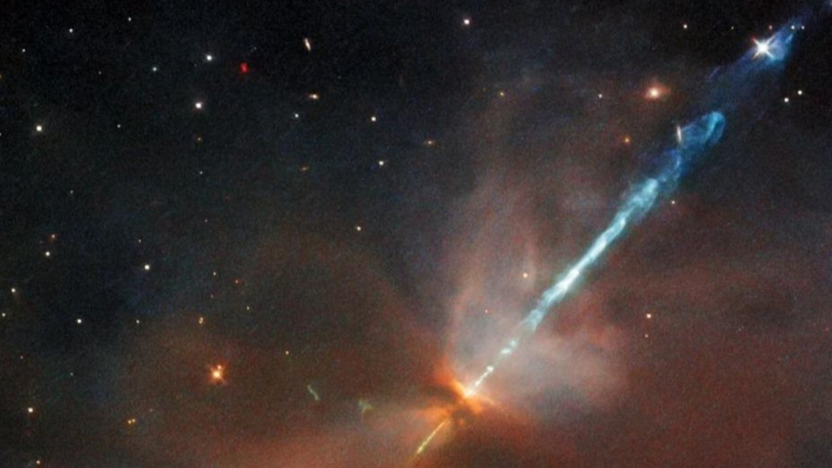 Hubble, uzayda alevli bir kılıç gibi görünen yapıyı görüntüledi
