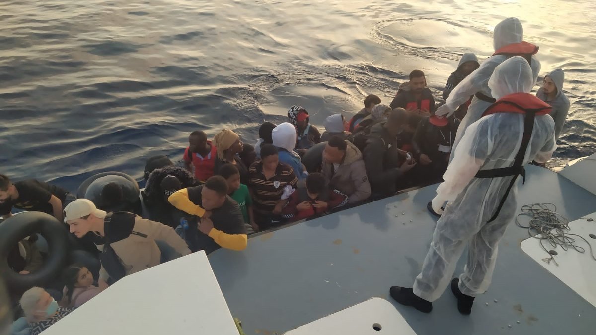 İzmir açıklarında 166 göçmen kurtarıldı