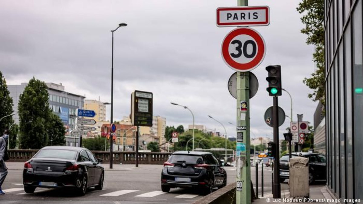 Paris'te otomobillere hız sınırı getirildi