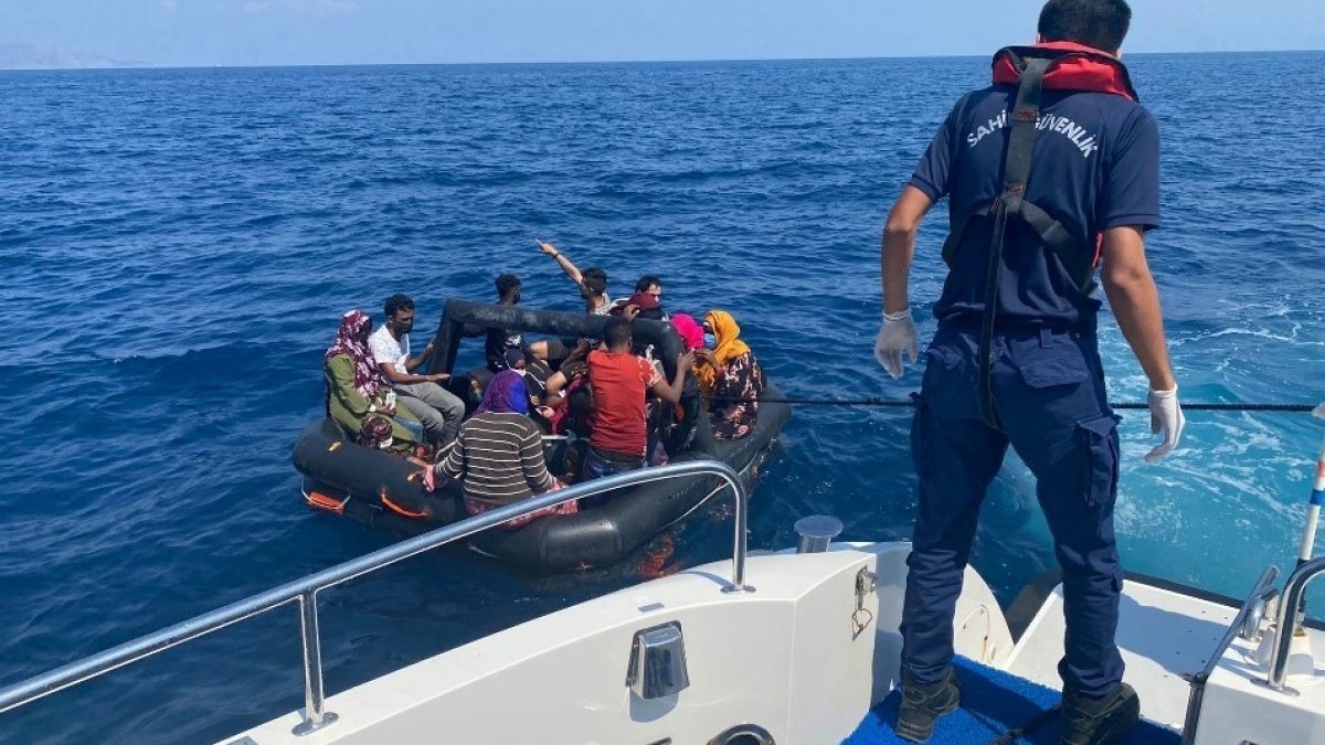 Kuşadası açıklarında 68 düzensiz göçmen kurtarıldı