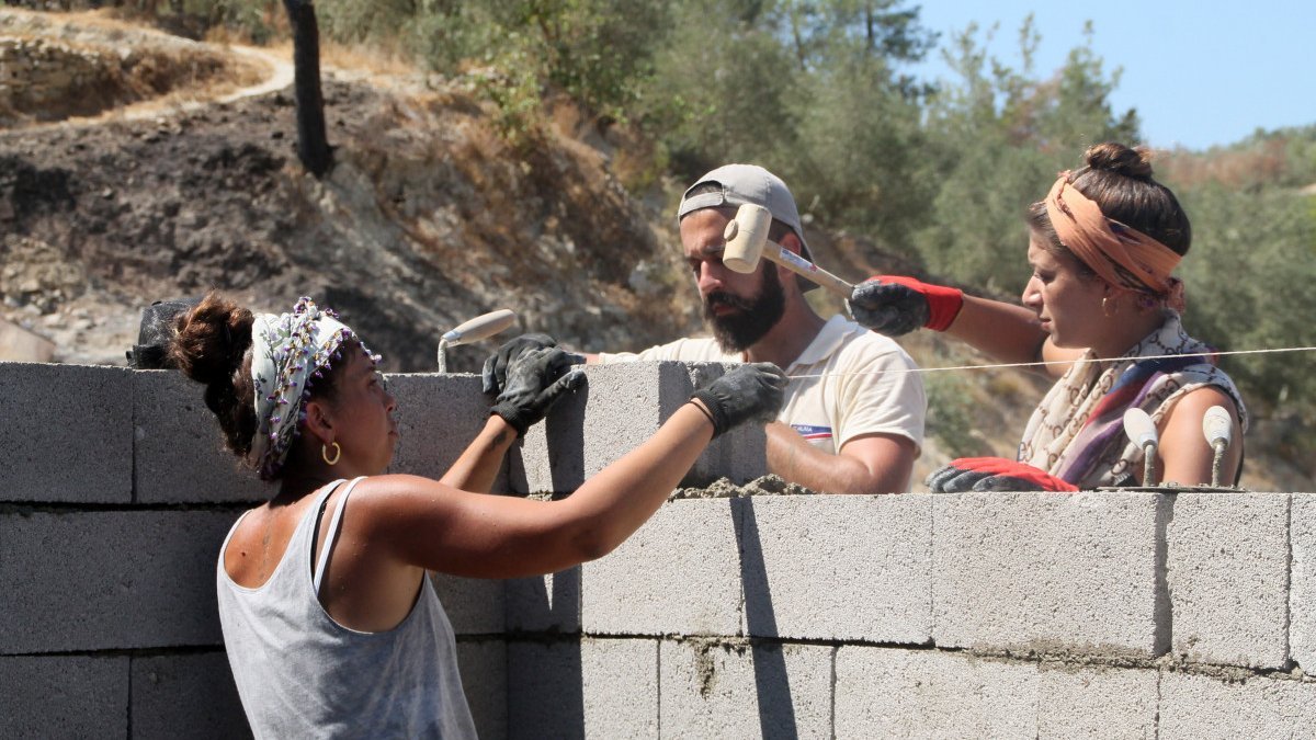 Gönüllüler, Manavgat yangını için duvar örüp inşaat yapıyor