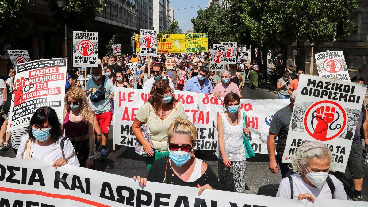 Yunanistan'da sağlıkçılar, zorunlu koronavirüs aşısını protesto etti