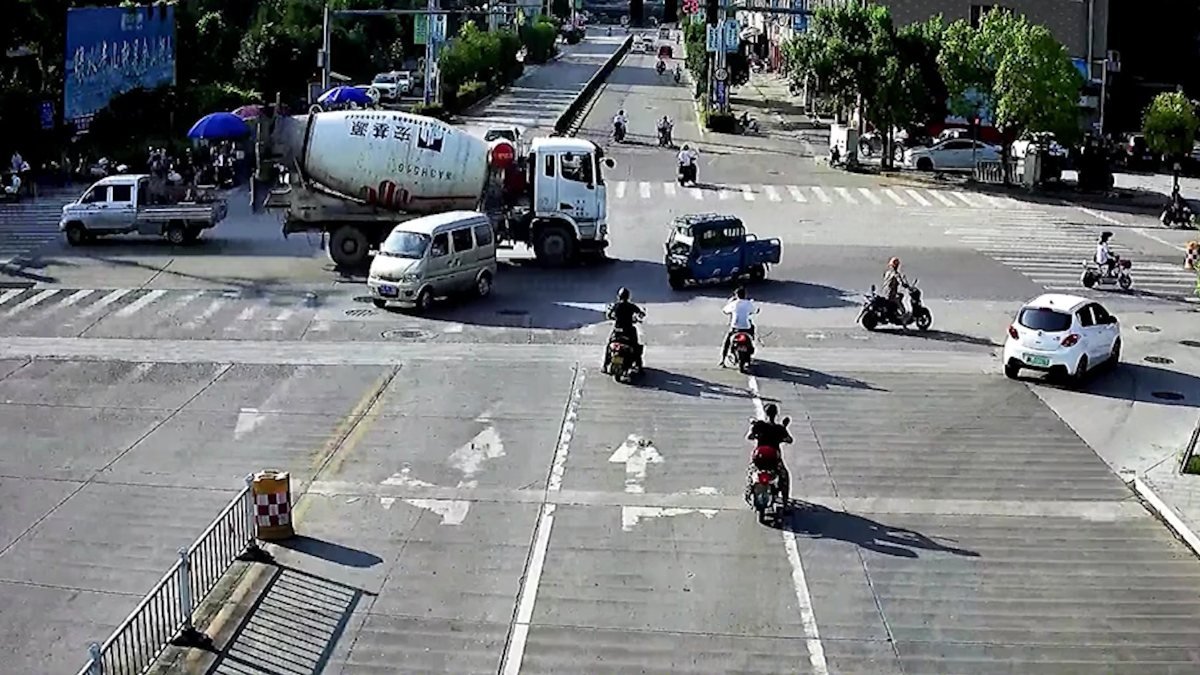Çin'de mikserin altında sürüklenen motorcu