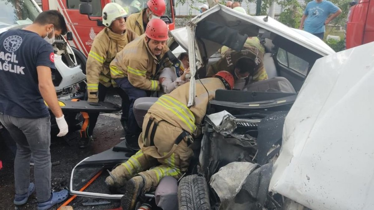 Florya'da minibüsün çarptığı otomobilde 4 yaralı