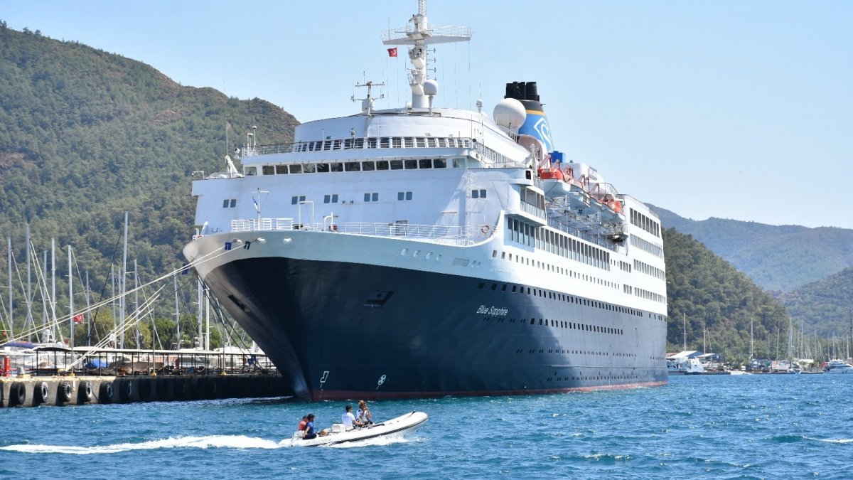 Dev yolcu gemisi 446 turist ile Marmaris'e geldi