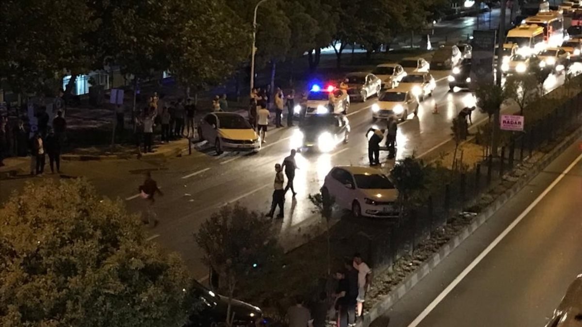 Manisa’da, 2 araca çarpan sürücü aracını bırakıp kaçtı