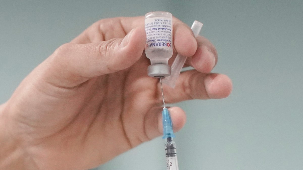 Şili'de koronavirüs aşı yaşı 6'ya düştü