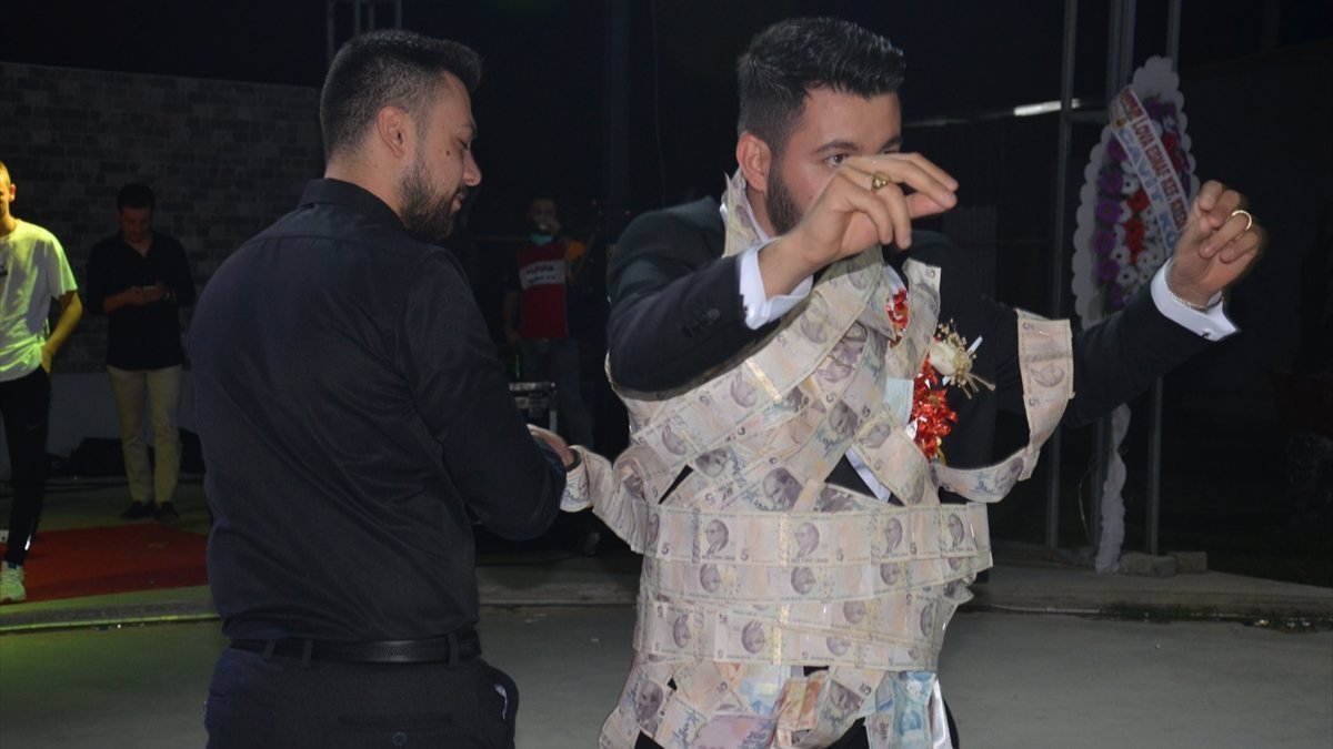 Aydın'da damada 5 liralık banknotlar takıldı