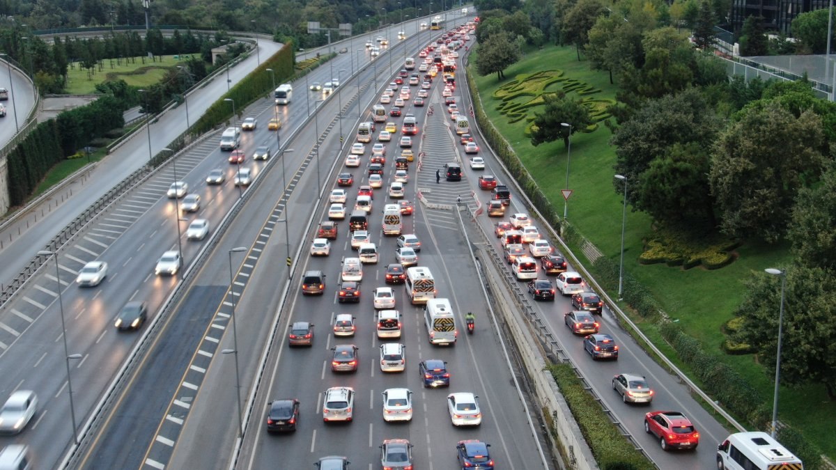 Okullar açıldı, İstanbul trafiği durma noktasına geldi