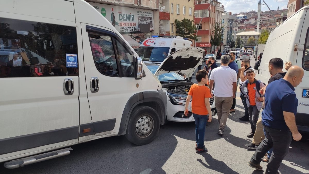 Sultangazi'de servis aracı öğrenci ve velilere çarptı