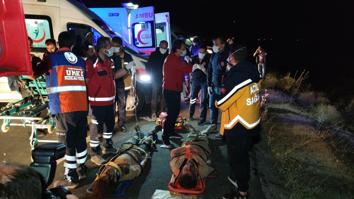Van'da kaçak göçmenlerin olduğu minibüs devrildi:1 ölü 15 yaralı